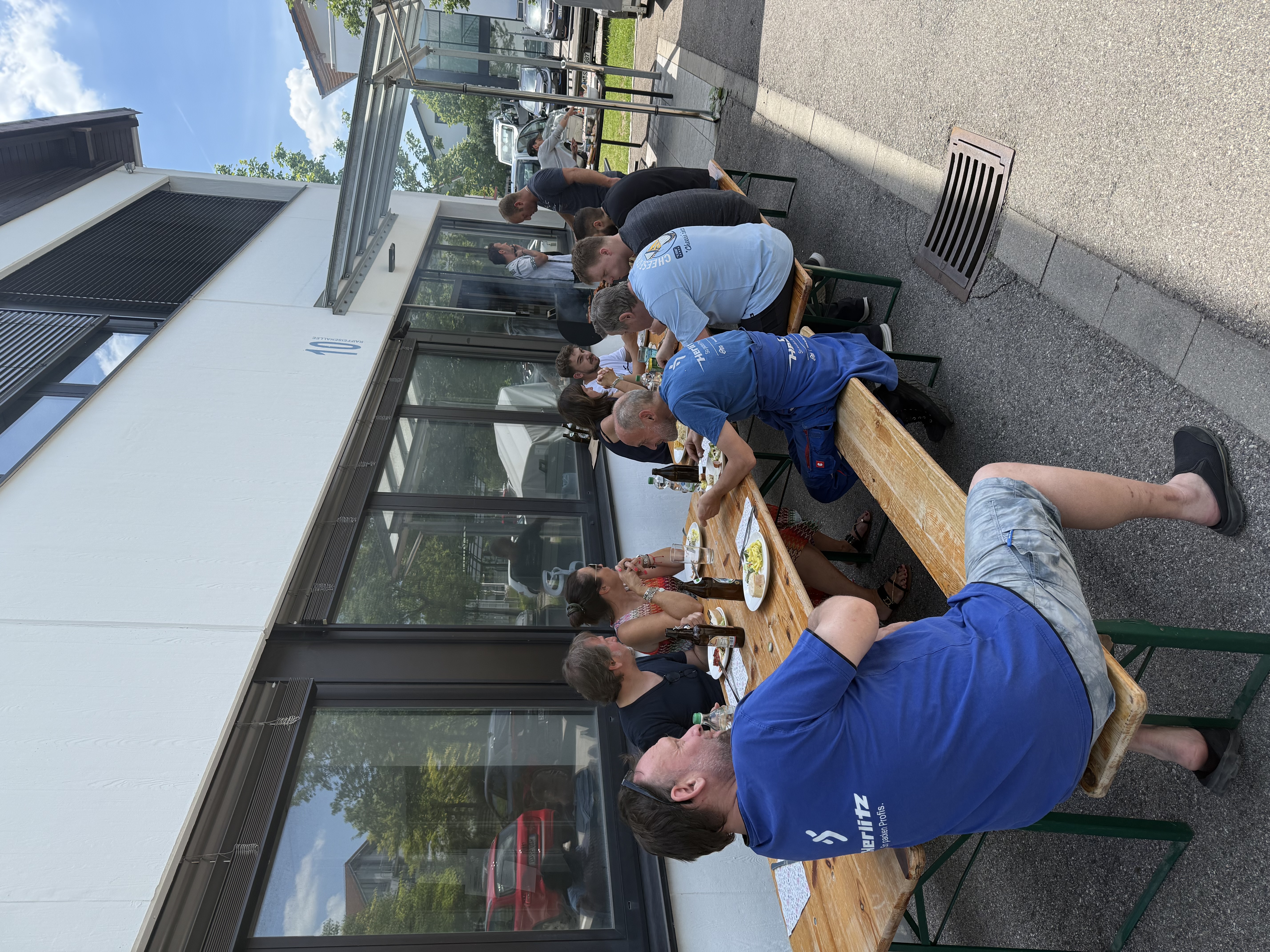 Gemeinsam grillen – Herlitz & MR Datentechnik feiern Sommerfest